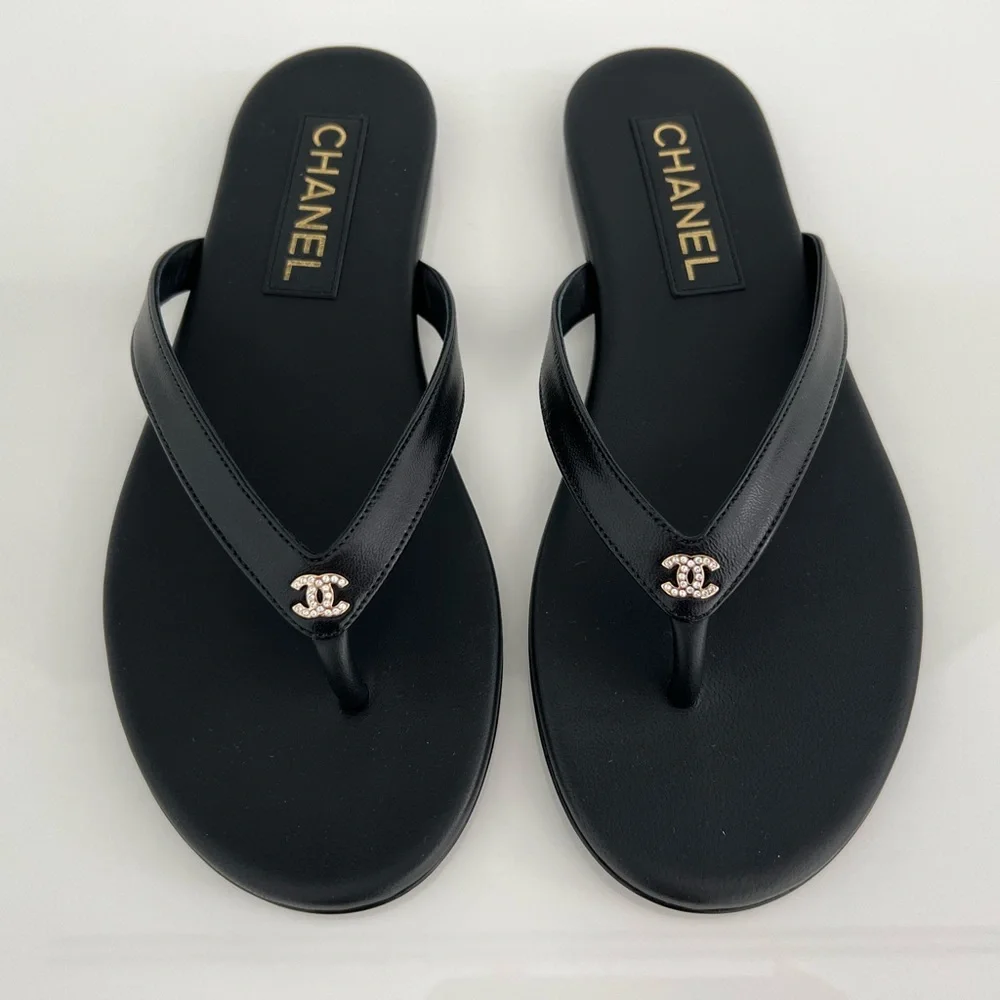 CHANEL 25A CC CRYSTAL BLACK LEATHER THONG SANDALS SIZE IT 37.5 / US 7.5 NIB!
